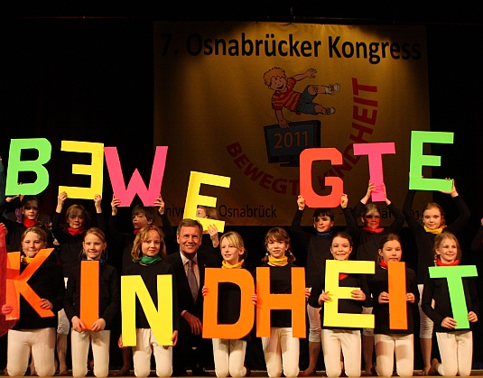 Bundespräsident Christian Wulff mit dem Kinderzirkus "Luftikus"